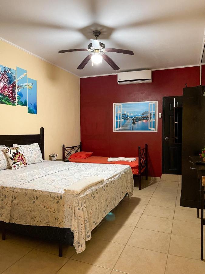 B Aparts Hotel Coxen Hole Exterior foto