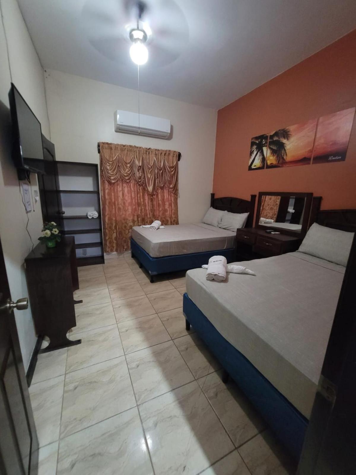 B Aparts Hotel Coxen Hole Exterior foto