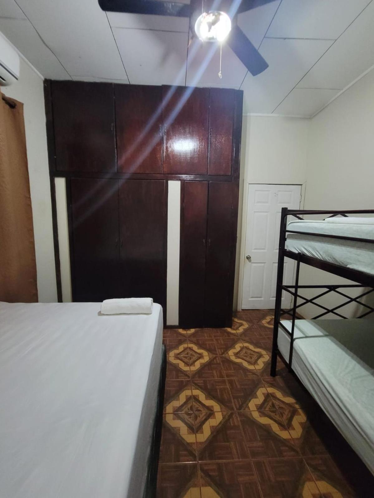B Aparts Hotel Coxen Hole Exterior foto