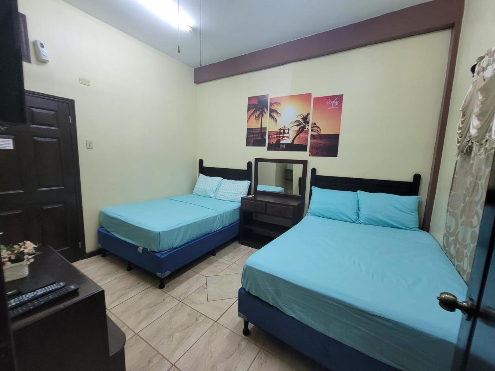 B Aparts Hotel Coxen Hole Exterior foto