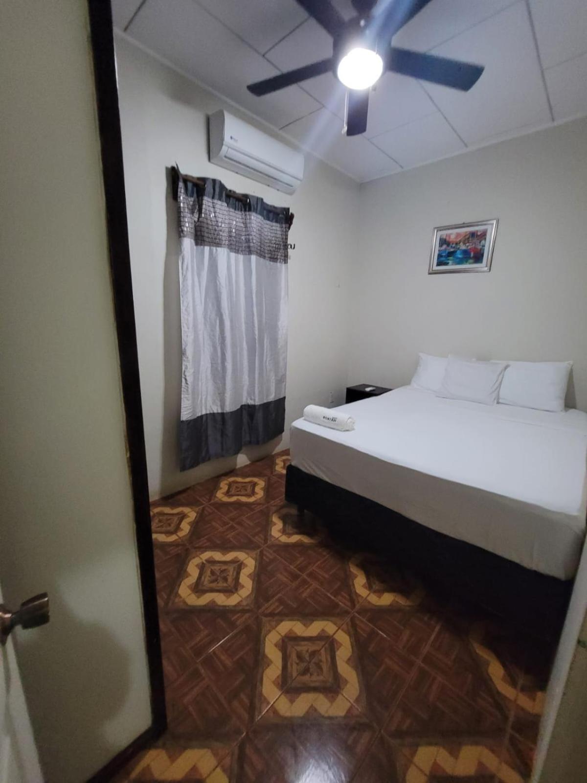 B Aparts Hotel Coxen Hole Exterior foto