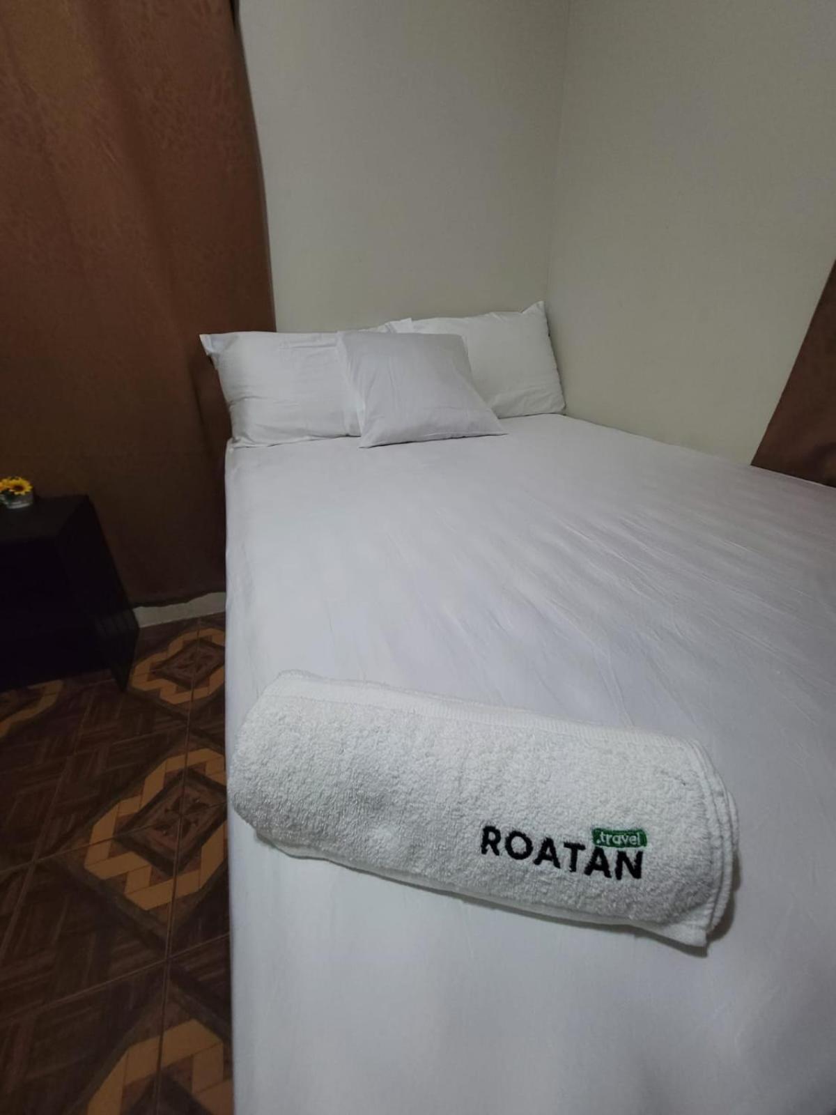 B Aparts Hotel Coxen Hole Exterior foto