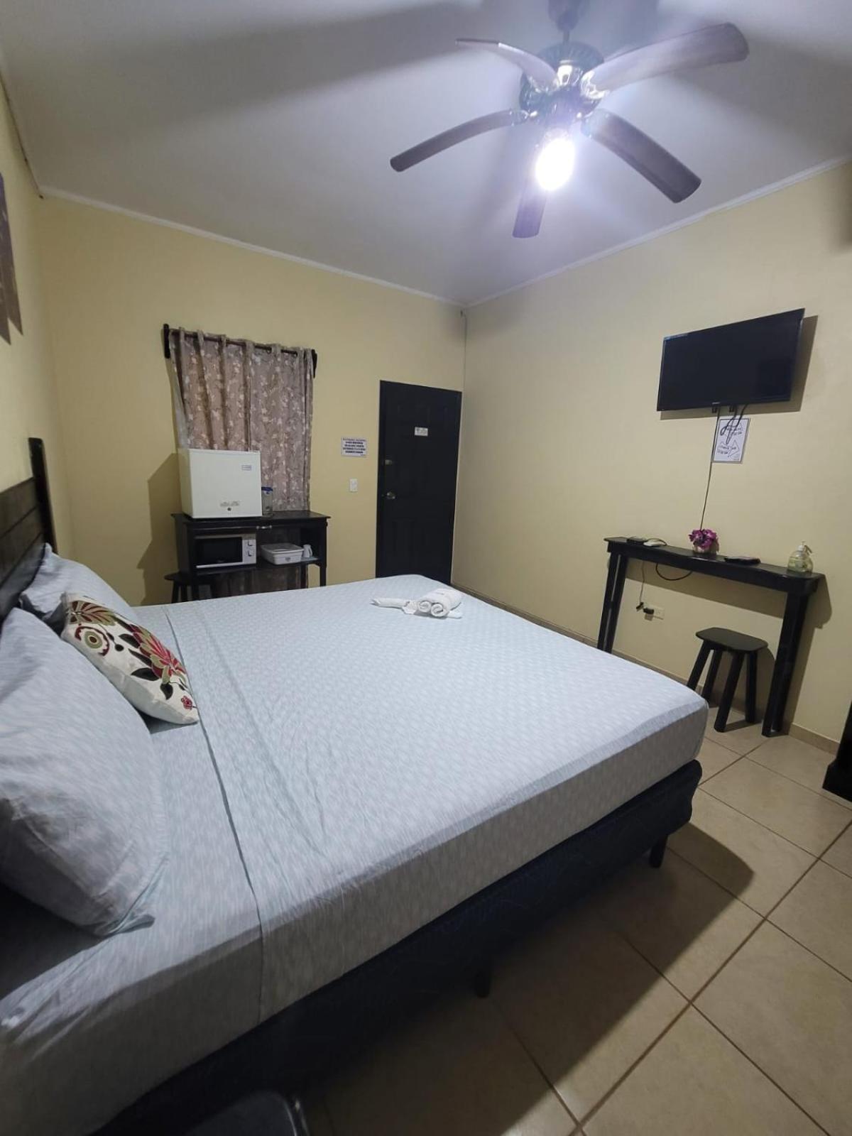 B Aparts Hotel Coxen Hole Exterior foto